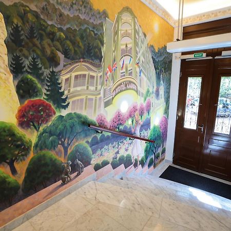 Boutique Hotel Ambiente ****+ Κάρλοβι Βάρι Εξωτερικό φωτογραφία