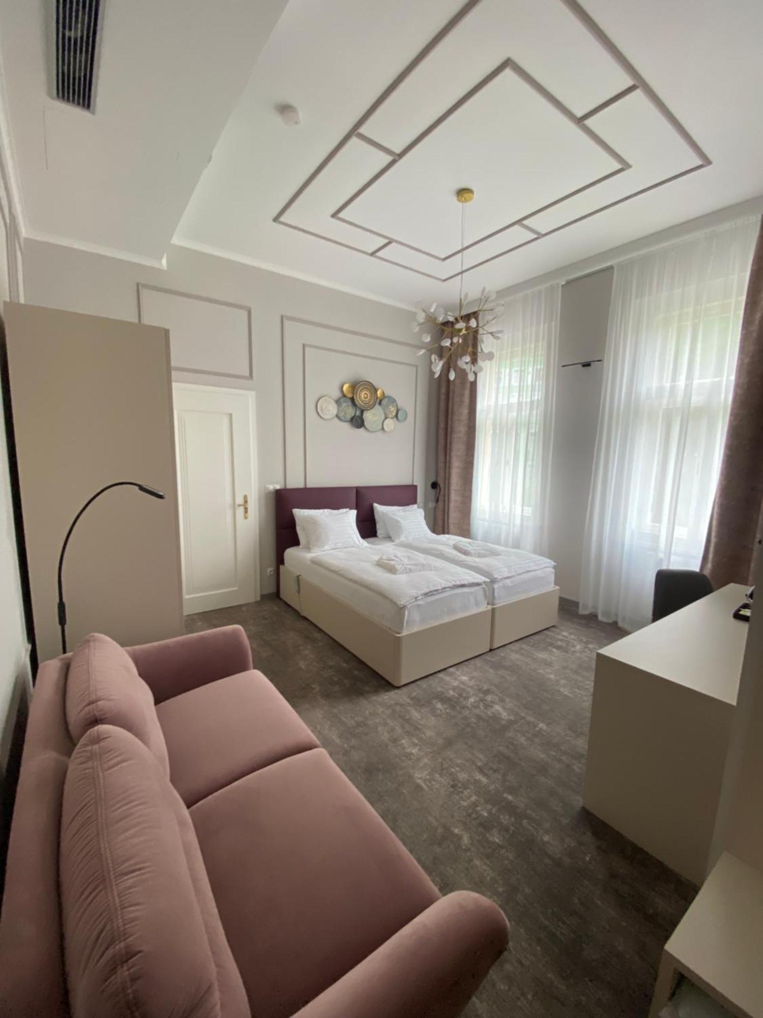 Boutique Hotel Ambiente ****+ Κάρλοβι Βάρι Εξωτερικό φωτογραφία