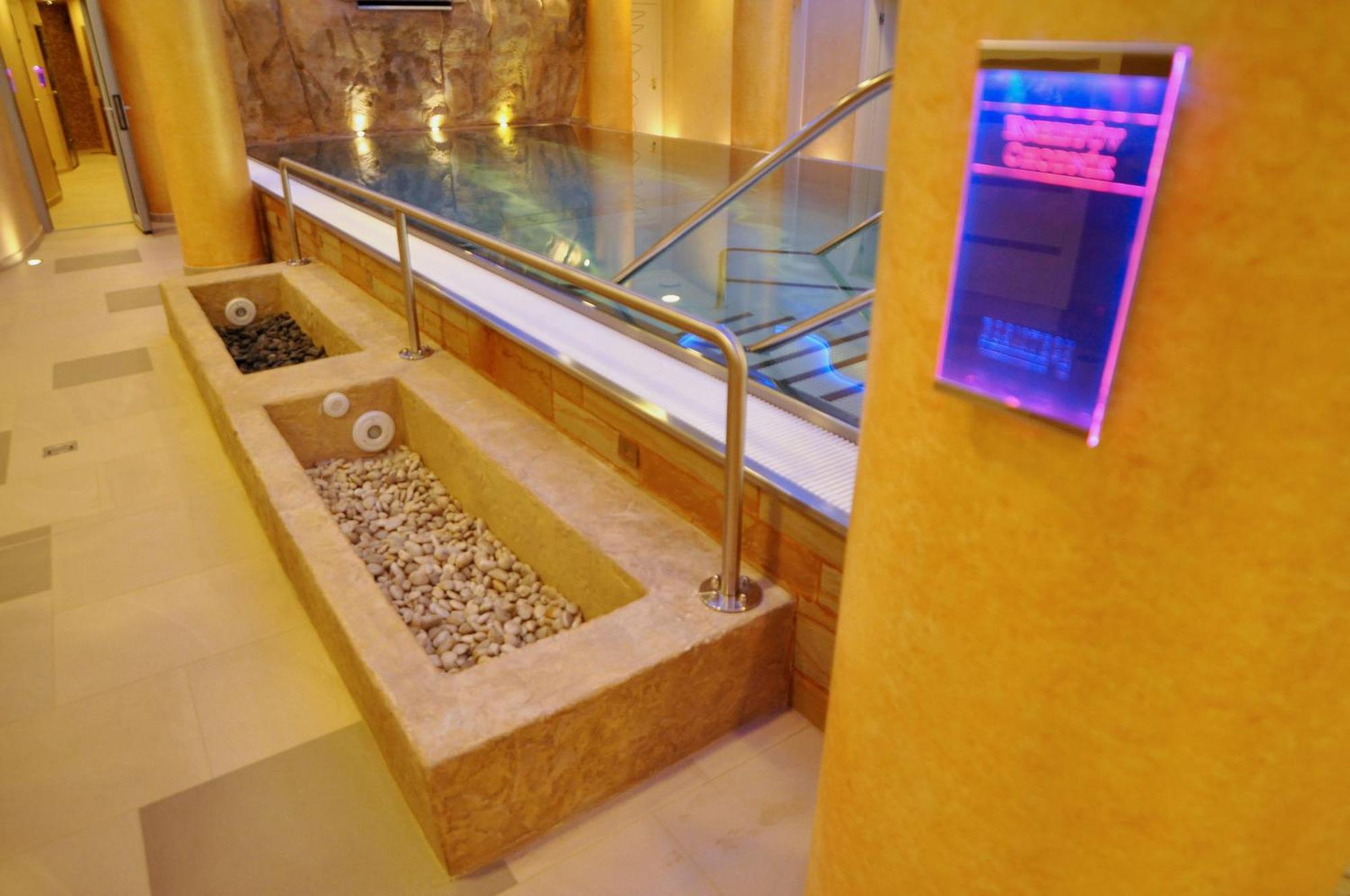 Boutique Hotel Ambiente ****+ Κάρλοβι Βάρι Εξωτερικό φωτογραφία