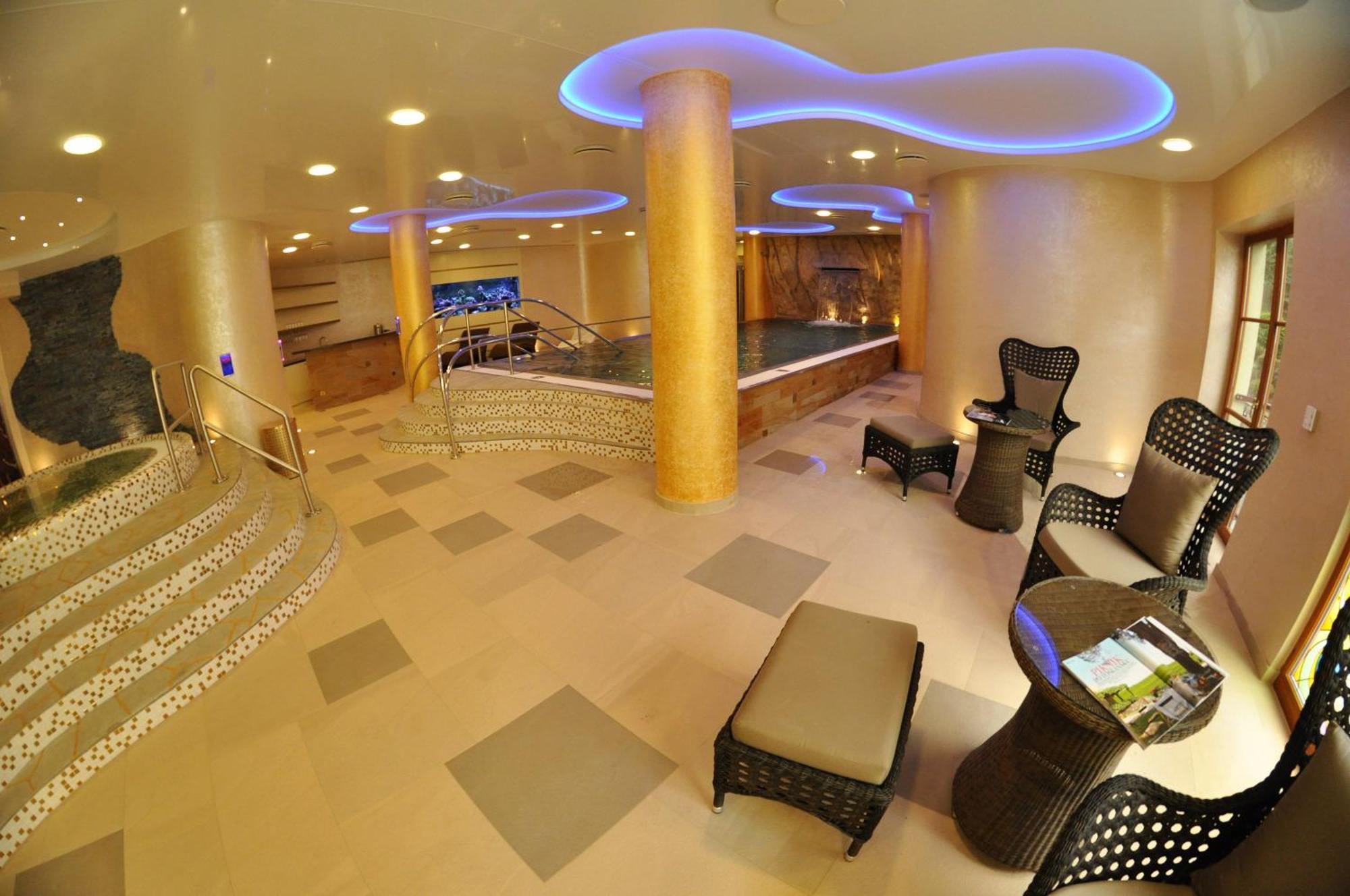 Boutique Hotel Ambiente ****+ Κάρλοβι Βάρι Εξωτερικό φωτογραφία