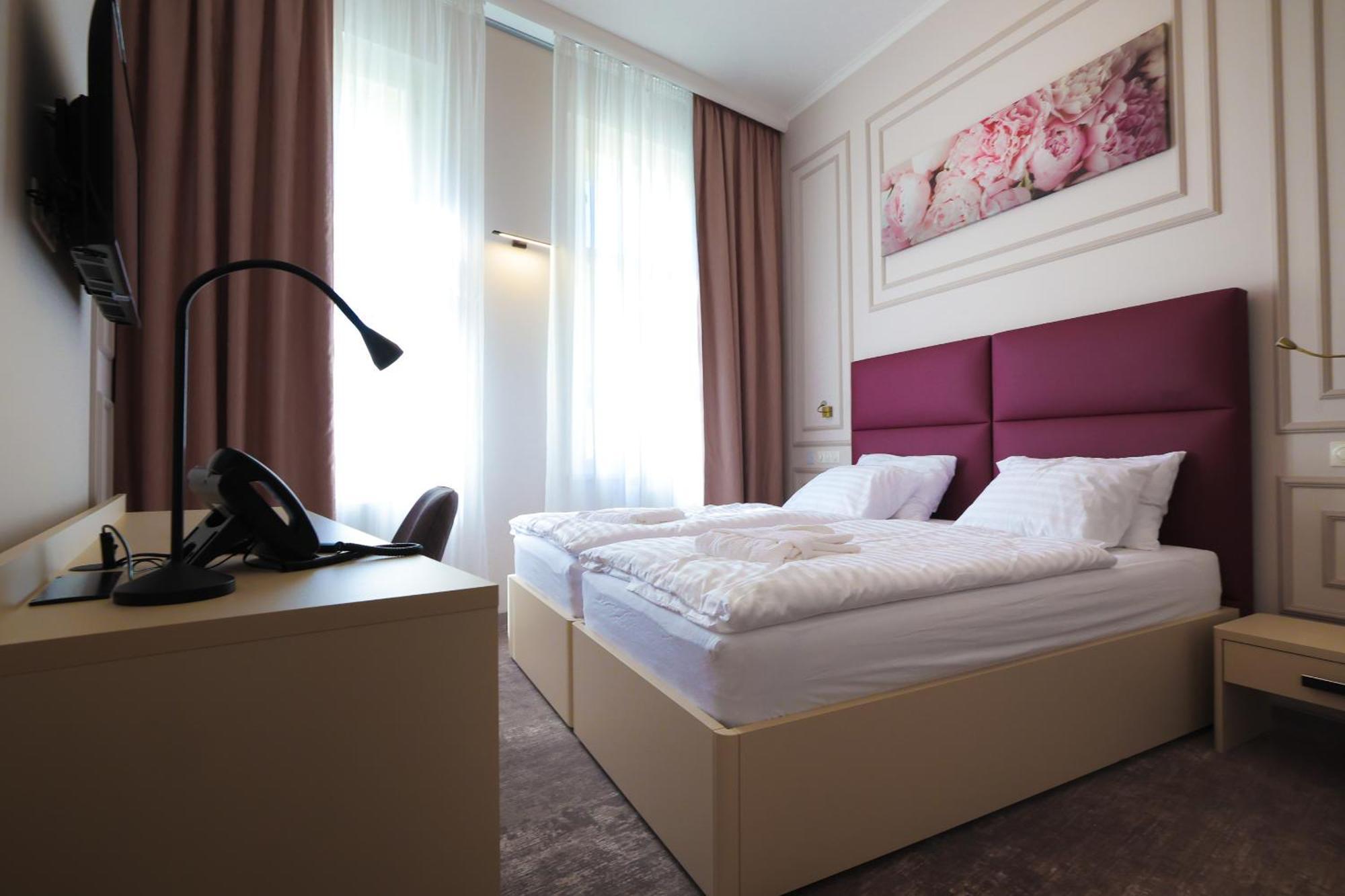 Boutique Hotel Ambiente ****+ Κάρλοβι Βάρι Εξωτερικό φωτογραφία