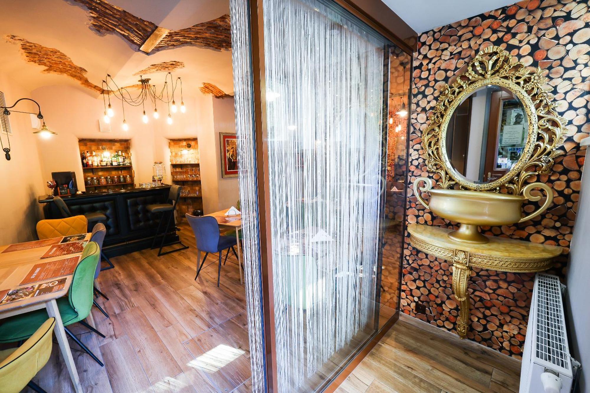 Boutique Hotel Ambiente ****+ Κάρλοβι Βάρι Εξωτερικό φωτογραφία