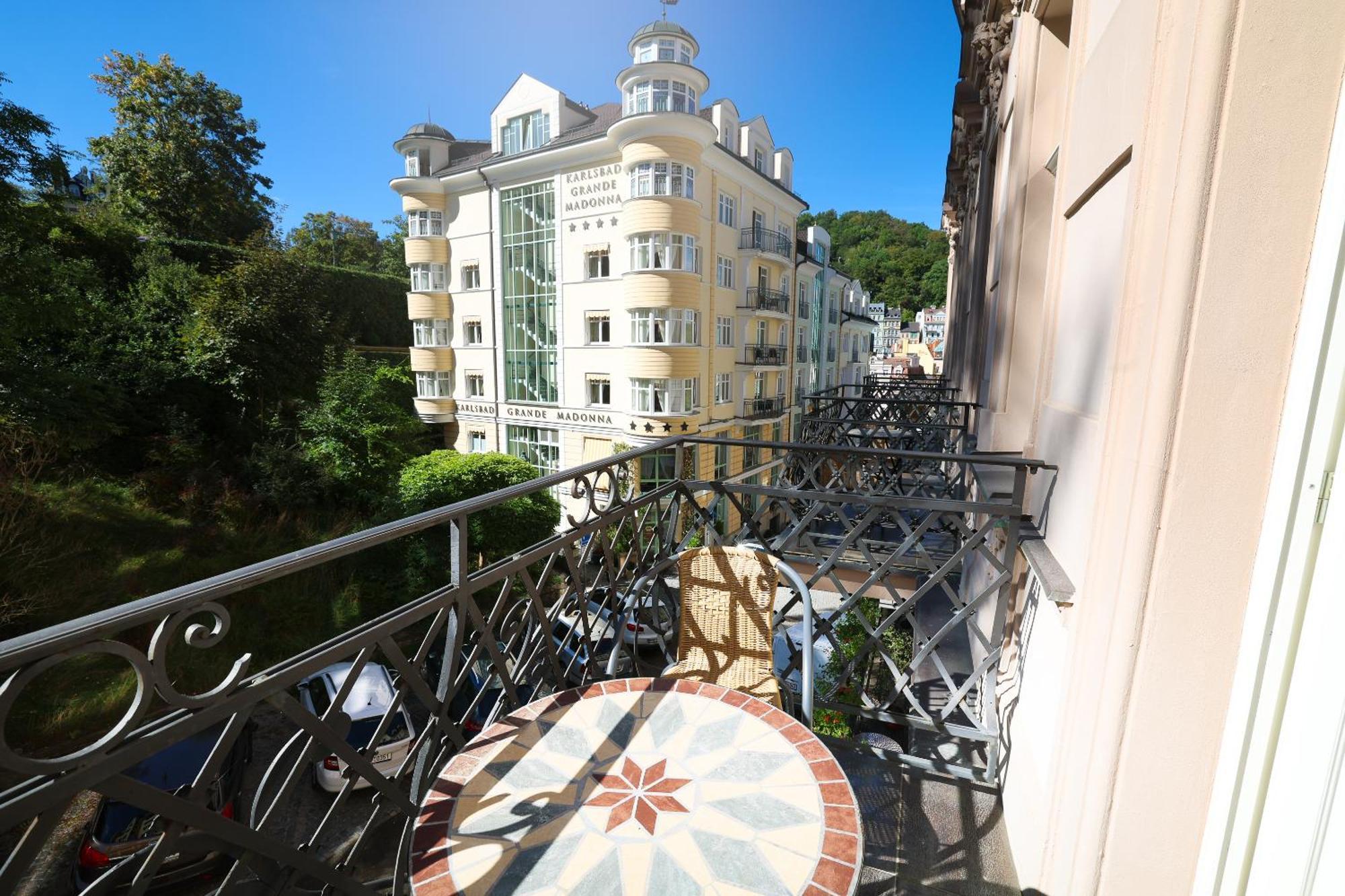 Boutique Hotel Ambiente ****+ Κάρλοβι Βάρι Εξωτερικό φωτογραφία