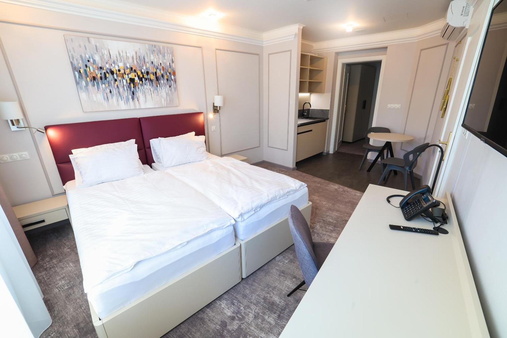 Boutique Hotel Ambiente ****+ Κάρλοβι Βάρι Εξωτερικό φωτογραφία